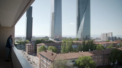 Vista de la colonia San Cristóbal, con las Cuatro Torres al fondo. En vídeo, la 'aldea gala' que resiste al urbanismo madrileño.