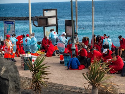 Un grupo de inmigrantes descansa tras llegar por sus propios medios a la playa de El Jablillo de Lanzarote, este martes.