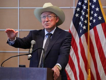 El embajador de Estados Unidos en México, Ken Salazar, durante una conferencia de prensa.