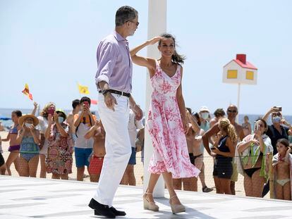 Doña Letizia y el rey Felipe, en la playa de Levante de Benidorm, en julio de 2020.