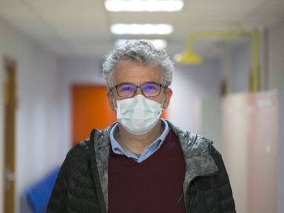 El especialista en malaria Jose Manuel Bautista, en el campus de la Complutense, la semana pasada.