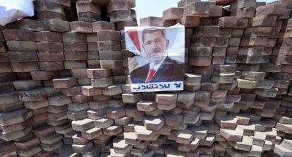 Un poster de Morsi cuelga de una barricada en El Cairo.