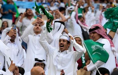 Aficionados saudís celebran uno de los goles de su selección frente a Argentina. 