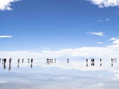 Visitantes en el salar de Uyuni (Bolivia).