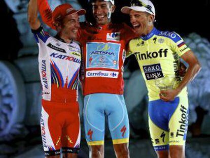 Aru celebra la victoria en la Vuelta junto a Purito, segundo, (izq.) y Majka, tercero, (dcha.).