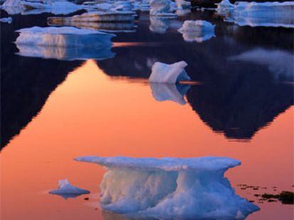 Un iceberg flota en la bahía de Kulusuk (Groenlandia), en el Ártico.