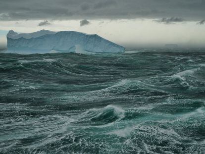 La corriente que rodea la Antártida tiene un ancho de hasta 2.000 kilómetros y mueve hasta 150 millones de metros cúbicos por segundo. En la imagen, oleaje frente a la base australiana de Davis.
