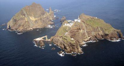 Fotograf&iacute;a a&eacute;rea de la Guardia Costera de Corea del 26 de abril de 2005 de la isla Dokdo (Takeshima en japon&eacute;s).