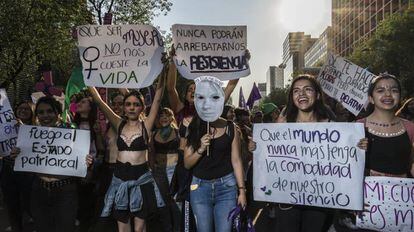 Miles de mujeres, en la manifestación del 8 de marzo en Ciudad de México.