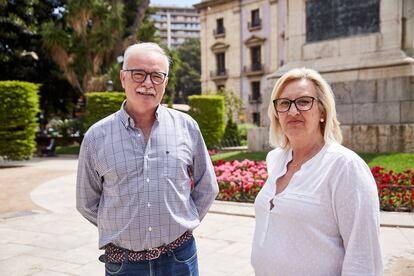 José Gimeno y María Furió posan en una plaza de Valencia.
