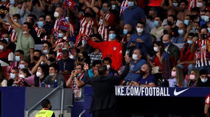 Simeone, de espaldas, reclama el apoyo de la afición rojiblanca durante Atlético-Barcelona