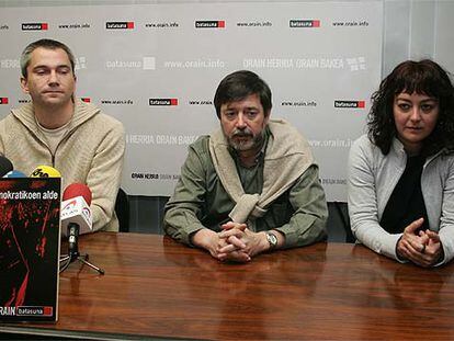 Joseba Permach, Rafael Díez Usabiaga y Elizabeth Zubiaga, durante su comparecencia en San Sebastián.
