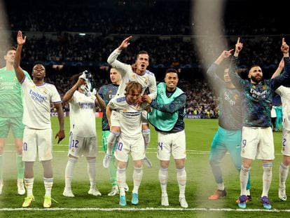 Los jugadores del Madrid celebran en el Bernabéu la remontada y el pase a la final de la Champions.