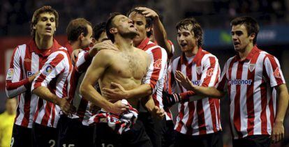 Los jugadores del Athletic celebran el gol que les dio la victoria frente al Osasuna en la decimotercera jornada de Liga, obra de Carlos Gurpegui, en el centro de la imagen.
