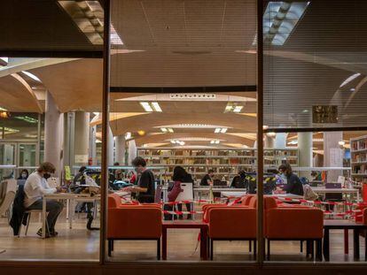 Estudiantes en la biblioteca María Zambrano de la Universidad Complutense de Madrid, en diciembre pasado.