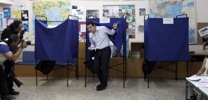 El líder del partido Syriza, Alexis Tsipras, en el colegio electoral donde ha votado.