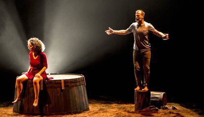 María San Miguel y Alfonso Mendiguchía, en la obra 'Viaje al fin del mundo'.