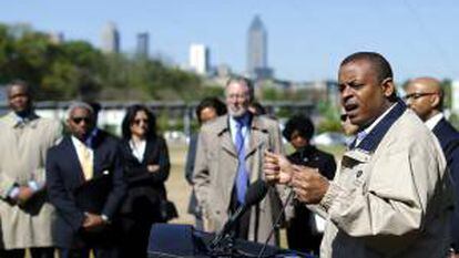 En la imagen, el secretario de Transporte de EE.UU., Anthony Foxx (d). EFE/Archivo