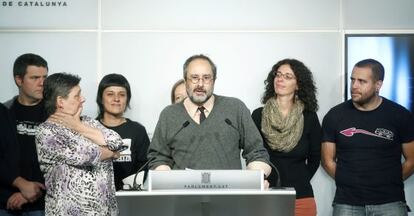 El líder de la CUP, Antonio Baños, junto a miembros del partido.