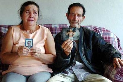 Los padres de De Menezes muestran la foto de su hijo en su casa de la localidad brasileña de Gonzaga.
