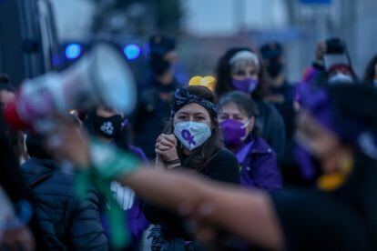 Varias mujeres participan en una marcha y batucada feminista en Aluche, en Madrid, el 5 de marzo de 2021.