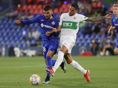 Mauro Arambarri y Omar Mascarell pugnan por el balón en el partido disputado en el Coliseum