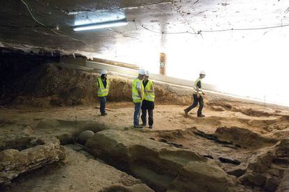 Excavación de la zona de la necrópolis romana, en concreto uno de los mausoleos en los que se ha localizado restos de camas funerarias de madera, hueso y marfil, algo excepcional.