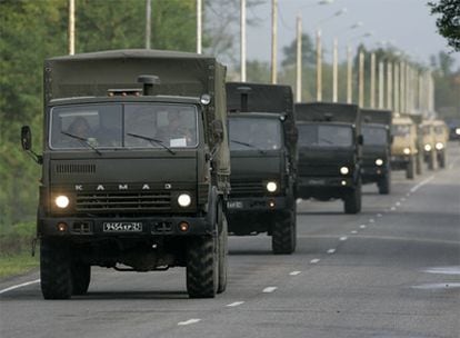 Un convoy militar ruso se dirige a la ciudad georgiana de Zugdidi, en su camino hacia fuera de Georgia.