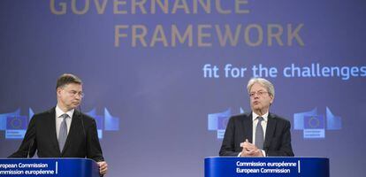 El vicepresidente económico de la Comisión Europea, Valdis Dombrovskis, y el comisario de Economía, Paolo Gentiloni.