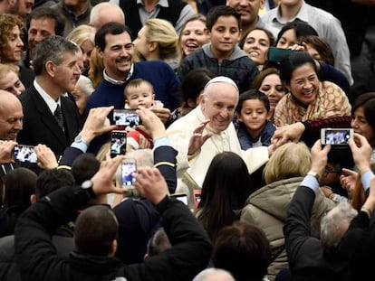 El Papa Francisco llega a su audiencia en el Vaticano. En vídeo, declaraciones del Papa.