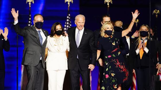 El presidente electo Joe Biden y Jill Biden, con la vicepresidenta electa Kamala Harris y Doug Emhoff, celebran después de que Biden pronunció su discurso de victoria en Wilmington, Delaware.