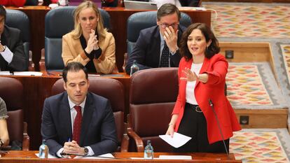 El vicepresidente de la Comunidad de Madrid, Ignacio Aguado y la presidenta de la CAM, Isabel Díaz Ayuso, en el pleno de la Asamblea, este jueves.