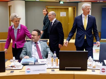 Desde la izquierda, la presidenta de la Comisión Europea, Ursula von der Leyen; el primer ministro de Luxemburgo, Xavier Bettel; la primera ministra danesa, Mette Frederiksen; el canciller alemán, Olaf Scholz; y el primer ministro de Letonia, Krisjanis Karins, este jueves en la cumbre en Bruselas.