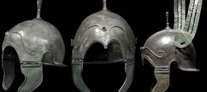 Tres de los cascos que se han vendido en una sala de subastas alemana.