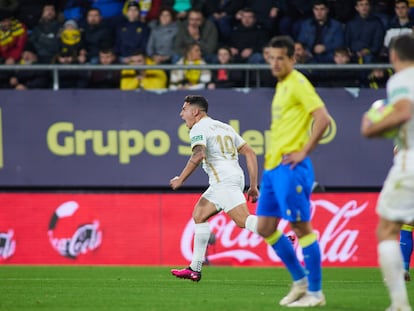 Ezequiel Ponce celebra el gol del Elche ante el Cádiz.