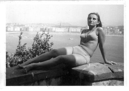 Maribel Ziga, madre de la autora Itziar Ziga, en Donosti, 1967, en una fotografía del álbum personal.