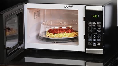 La cubierta para microondas evita que este electrodoméstico se ensucie al calentar la comida.