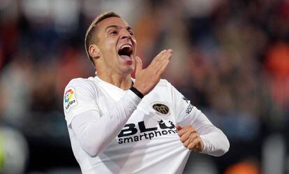 Rodrigo Moreno celebra un gol con el Valencia