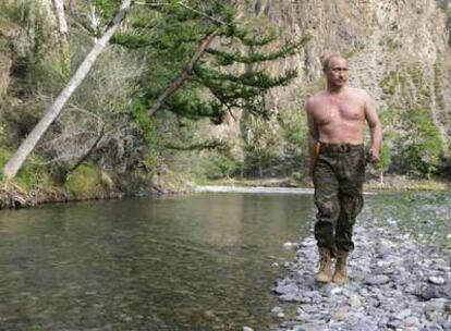 El presidente ruso, Vladímir Putin, pasea por el río Khemchik en Tuvá, una pequeña república de la Federación Rusa.