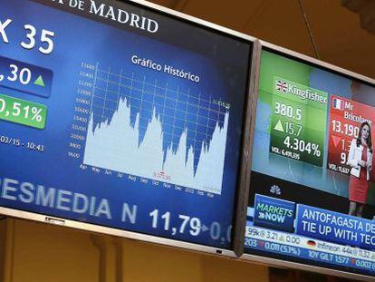 Monitores informativos en el parqu&eacute; madrile&ntilde;o con las variaciones, entre otros &iacute;ndices, del IBEX 35, el principal indicador de la bolsa espa&ntilde;ola.