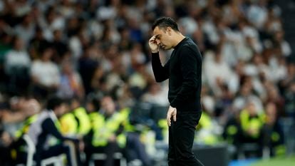 Xavi, durante el partido este domingo en el Bernabéu.