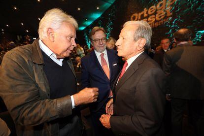 Felipe González y el expresidente del Tribunal Supremo Pascual Sala conversan en presencia de Juan Luis Cebrián, presidente del grupo PRISA.