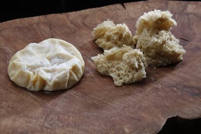 El siguiente plato no le va a la zaga, ya que versiona el vitello tonnato con hígado de rape y un hojaldre elaborado sin harina. Hay dos platos dedicados a la cebolla, con un pan de cebolla esponjoso y un tocinillo de cielo salado con yema curada cubierto con cebolla caramelizada y nata de cebolla.