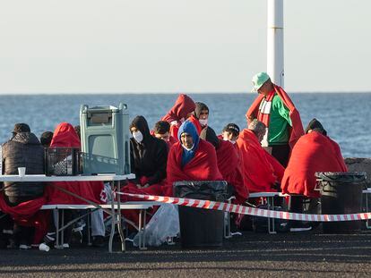 Migrantes magrebíes rescatados en una patera en aguas de Canarias, el miércoles en el puerto de Arrecife (Lanzarote).