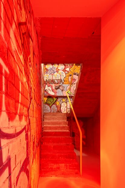 Las escaleras de acceso al sótano permanecen tal cual se encontraron, emulando la atmósfera de un callejón grafiteado por colegas de Kaydy Cain.