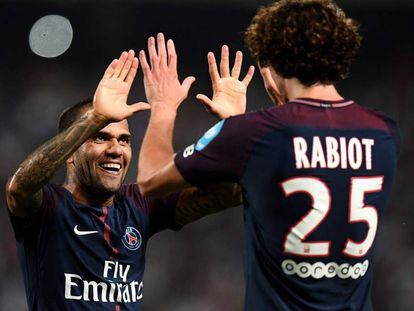 Alves felicita a Rabiot.