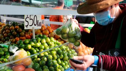 Un cliente compra limones en un tianguis de la Ciudad de México, en 2022.