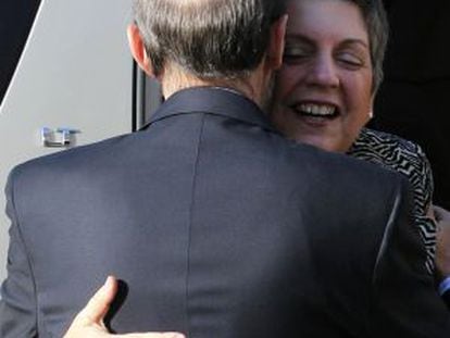 El vicepresidente Alfredo Pérez Rubalcaba abraza a la secretaria de Estado estadounidense, Janet Napolitano.