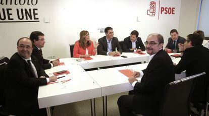 Sánchez con los presidentes autonómicos socialistas y dirigentes del partido, entre ellos Miquel Iceta (izquierda), en Madrid.
