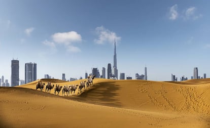 El Burj Khalifa, el rascacielos más alto del mundo, sobresale en el 'skyline' de la ciudad de Dubái, en Emiratos Árabes Unidos.